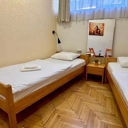 Pigeon Square Gasthof 2*
