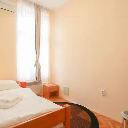 Pigeon Square Gasthof 2*