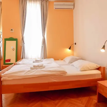 Pensionat Pigeon Square 2*