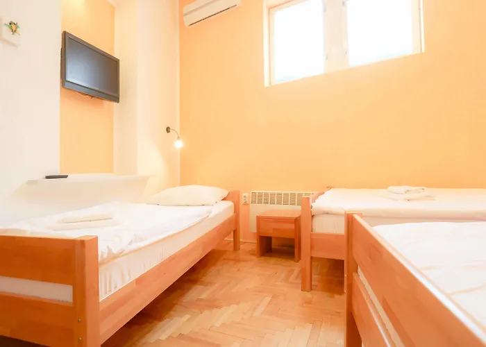 Pigeon Square Guest house 2*