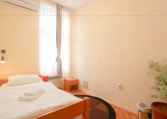 Pigeon Square Guest house 2*