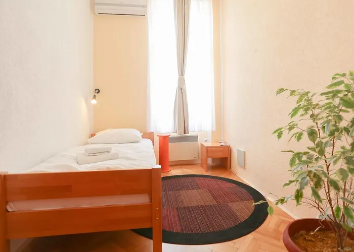 Pigeon Square Guest house 2*